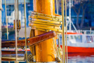 Seçici odak halatlar üzerinde bağlantı noktası Alesund Norveç'te tekne direği etrafında yakın çekim