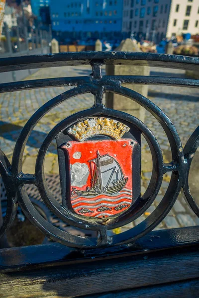 ALESUND, NORUEGA - Abril 04, 2018: Vista ao ar livre da estrutura esculpida metálica localizada fora de Alesund — Fotografia de Stock