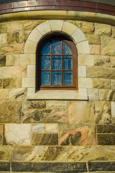 Alta Lufthavn, Noorwegen - 04 April 2018: Outdoor weergave van venster met glas in Alesund de kerk, op Kirkegata — Stockfoto