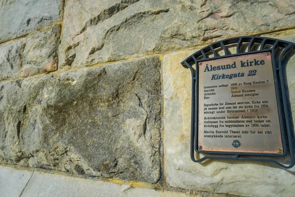 ALESUND, NORUEGA - 04 DE ABRIL DE 2018: Señal informativa en la entrada de la iglesia de Alesund, en Kirkegata — Foto de Stock