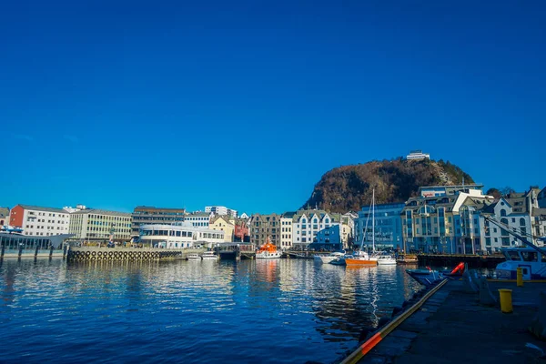 АЛЕКСЕЙ (НОРВЕГИЯ) - 04 апреля 2018 года: летний вид портового города Алесунн на западном побережье Норвегии, у входа в порт Франгерхорд. — стоковое фото