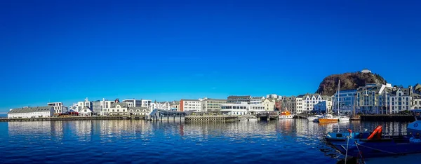 ALESUND, NORUEGA - 04 DE ABRIL DE 2018: Hermosa vista panorámica de la ciudad portuaria de Alesund en la costa oeste de Noruega, a la entrada del Geirangerfjord — Foto de Stock