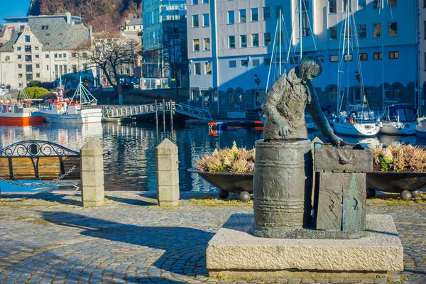 ALESUND, NORWAY - April 04, 2018: Outdoor view of the herring woman statue in Alesund, Norway. Рыболовство, особенно сельдь, исторически было очень важно для Алезунда — стоковое фото