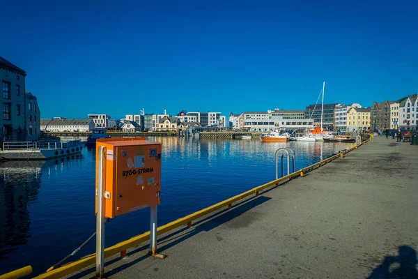 Widok piękny letni Alesund port miasto na zachodnim wybrzeżu Norwegii, przy wejściu do Geirangerfjord. Kolorowy zachód słońca w Nord. Podróży koncepcja tło. — Zdjęcie stockowe