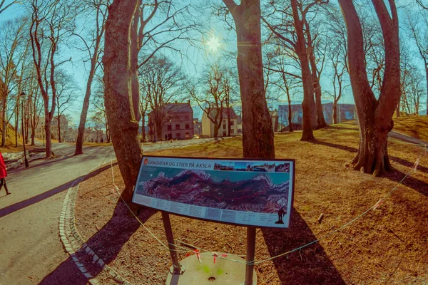 Ålesund, Norsko - 04 dubna 2018: Informativní značka rozdělení města na mapě, v parku v Ålesund — Stock fotografie
