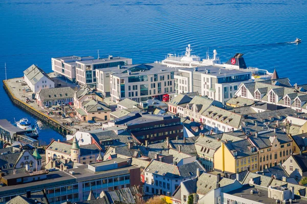 美丽的户外景色的五颜六色的建筑从山 Aksla 在城市的奥勒松, 挪威 — 图库照片