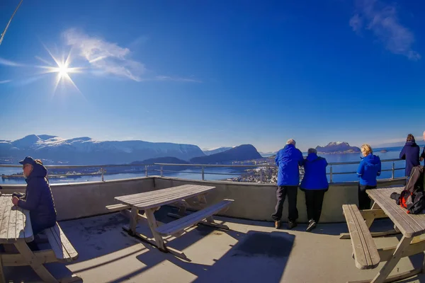 Alesund, norwegen - 04. April 2018: Unbekannte genießen die Aussicht und fotografieren die Hafenstadt alesund an der Westküste Norwegens aus der Vogelperspektive — Stockfoto