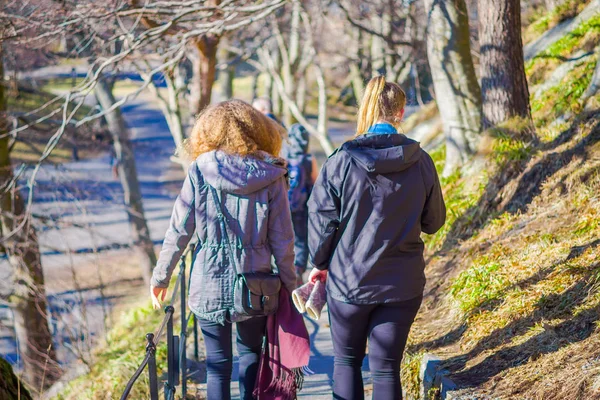 Mujeres no identificadas caminando en un parque en Alesund —  Fotos de Stock