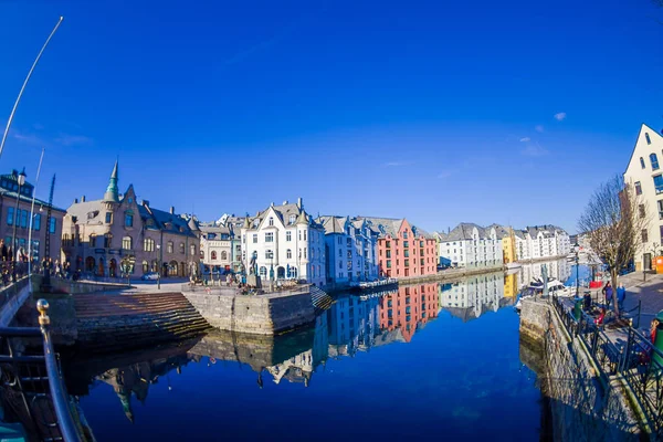 Vista turva ao ar livre do canal de água com casas e porto na cidade em belo dia ensolarado em Alesund — Fotografia de Stock