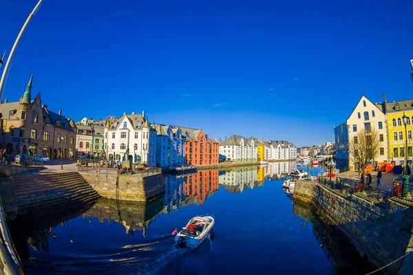 Alesund, Noruega - 04 de abril de 2018: Vista ao ar livre do canal de água com casas e porto na cidade em belo dia ensolarado em Alesund — Fotografia de Stock