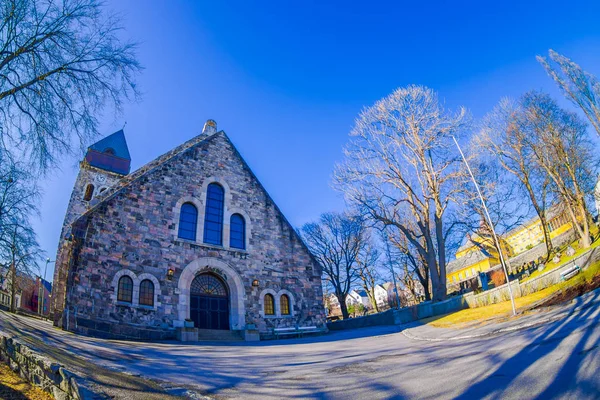 Kirkegata에는 푸른 하늘 가진 올레순 교회의 올레순, 노르웨이-2018 년 4 월 4 일: 야외 보기 — 스톡 사진