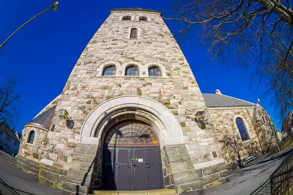 オーレスン、ノルウェー - 2018 年 4 月 4 日: Kirkegata オーレスン教会の入力で主な金属ドアの屋外ビュー — ストック写真