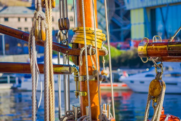 Detalle vista de las cuerdas en barco en el puerto de Alesund en Noruega — Foto de Stock