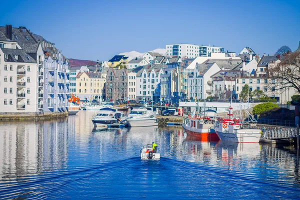 АЛЕКСЕЙ (НОРВЕГИЯ) - 4 апреля 2018 года: Отличный летний вид на портовый город Алесунн на западном побережье Норвегии, у входа в залив Франгерхорд. Красочный утренний городской пейзаж — стоковое фото