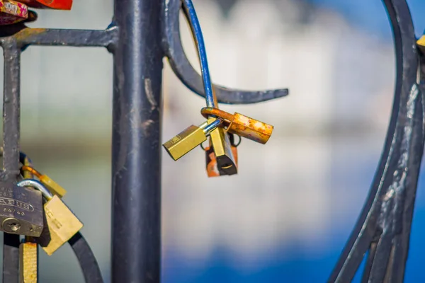 ALESUND, NORUEGA, 04 DE ABRIL DE 2018: Primer plano de docenas de candados de amor en el puente — Foto de Stock