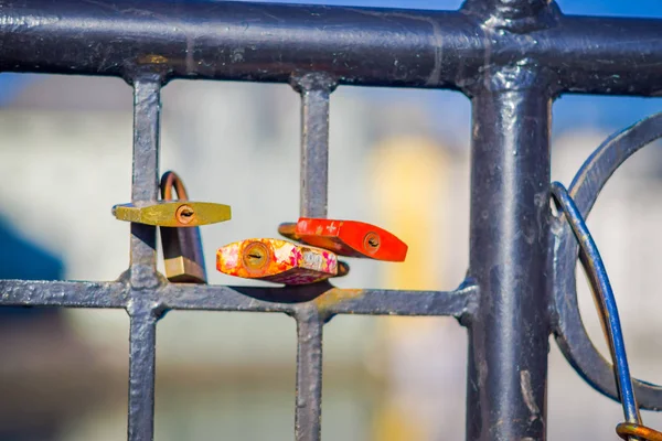 Alta Lufthavn, Noorwegen, April, 04, 2018: Close up van tientallen hangsloten van liefde op de brug — Stockfoto