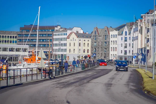 ALESUND, NORUEGA - 04 DE ABRIL DE 2018: Vista al aire libre de los turistas caminando en el centro histórico de Alesund, Noruega — Foto de Stock