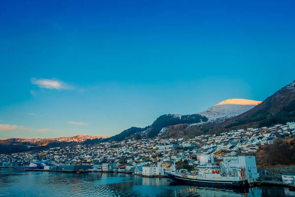 Bela vista ao ar livre de edifícios coloridos da montanha Aksla na cidade de Hurtigruten com duas enormes montanhas atrás, Noruega — Fotografia de Stock