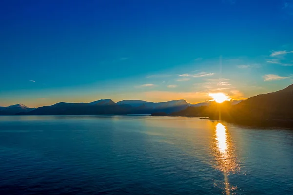 Vista incrível do pôr do sol de cruzeiro na área de Hurtigruten, na Noruega — Fotografia de Stock