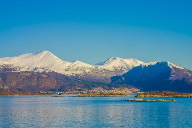 Dağ silsilesi Norveç'te açık bakış. Güzel dağ kısmi Hurtigruten bölge Norveç'te karla kaplı
