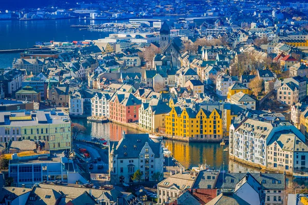 Bela vista ao ar livre de edifícios coloridos da montanha Aksla na cidade de Alesund, Noruega — Fotografia de Stock