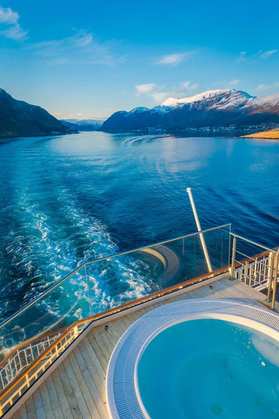 Sopra vista esterna del viaggio Hurtigruten in crociera lungo la costa norvegese con una piscina di lusso con uno splendido sfondo naturale — Foto Stock