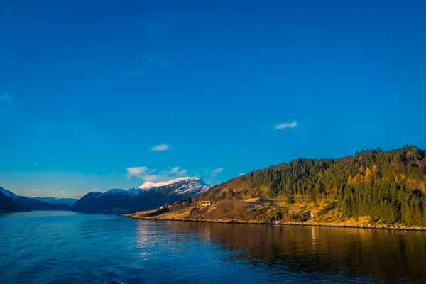 Hurtigruten 航行中海滨风光的美丽户外景观 — 图库照片