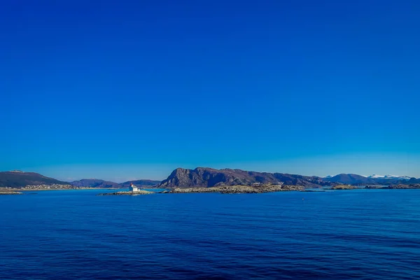 Schöne Außenansicht von Küstenszenen auf Hurtigruten-Reise — Stockfoto