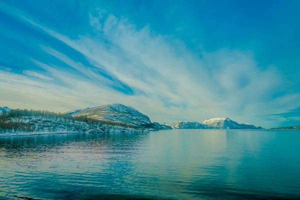 Paesaggio incredibile di vista esterna di scene costiere di montagna enorme coperta di neve sul viaggio Hurtigruten — Foto Stock