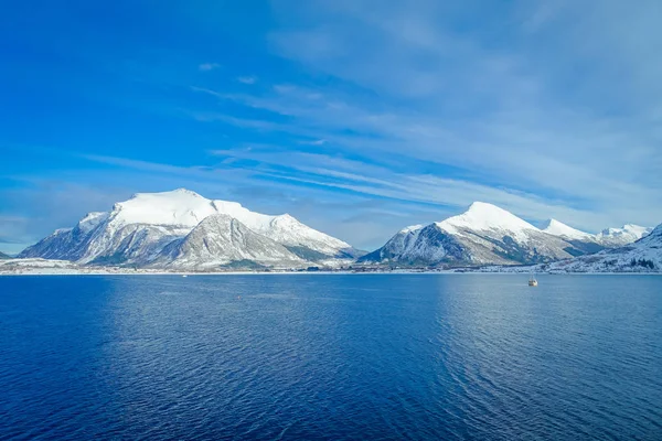 Csodálatos táj, szabadtéri nézet parti jelenetek hatalmas hegy hóval a Hurtigruten utazás során a kék ég — Stock Fotó