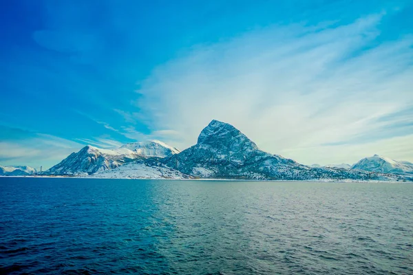 Gyönyörű szabadtéri kilátással tengerparti jelenetek Hurtigruten utazás a hóval borított hatalmas hegy — Stock Fotó
