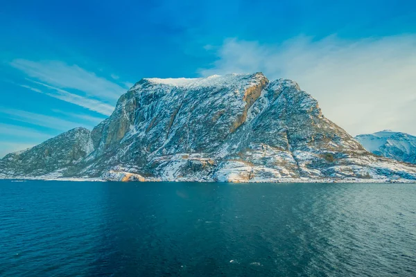 Bella vista esterna di scene costiere di enorme montagna coperta di neve durante il viaggio Hurtigruten — Foto Stock