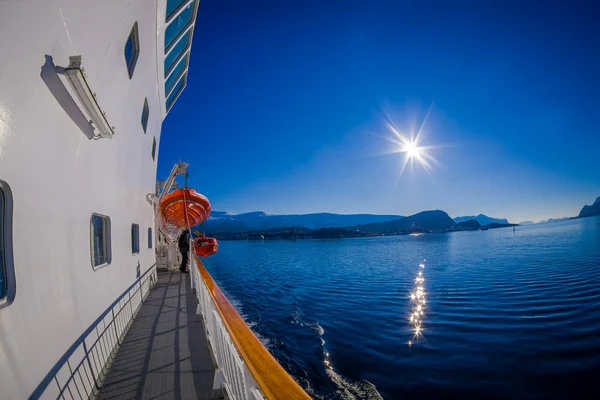 Buiten beeld van Hurtigruten cruise, uitzicht vanaf dek met een boot leven in geval een ongeluk — Stockfoto