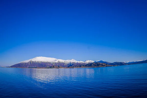 Vista esterna della catena montuosa in Norvegia. La bella montagna coperta parziale di neve nella regione Hurtigruten in Norvegia — Foto Stock