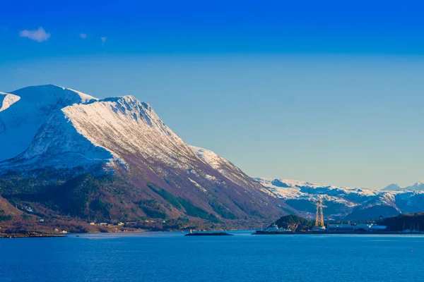 ノルウェーの山脈の屋外の眺め。ノルウェーのホリゾントでいくつかの建物の Hurtigruten 地域で雪で覆われた美しい山部分 — ストック写真