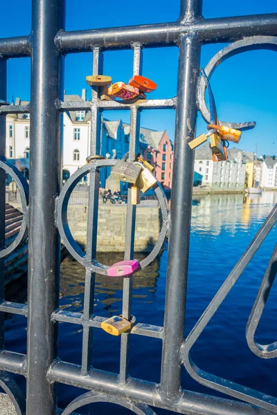 Alesund, Norveç, Nisan, 04, 2018: Köprüde aşk asma kilitler, onlarca açık görünüm — Stok fotoğraf