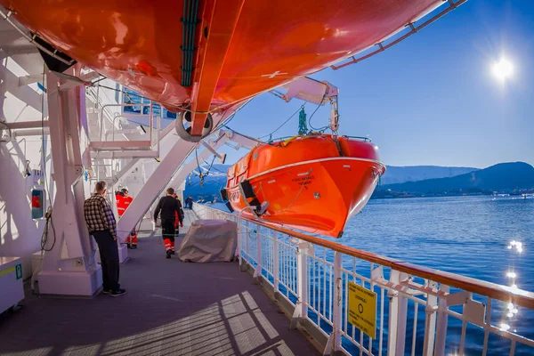 ノルウェーの海運会社 Hurtigruten によって運営されて、Ms Trollfjord のボード上のオーレスン, ノルウェー - 2018 年 4 月 4 日: 救命ボート — ストック写真