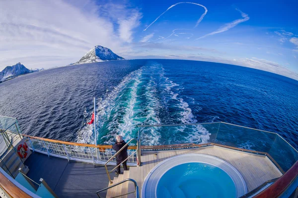 ALESUND, NORVEGIA - 04 APRILE 2018: Sopra la vista esterna dell'uomo che fotografa il viaggio Hurtigruten in crociera lungo la costa norvegese con una lussuosa piscina con sfondo naturale — Foto Stock