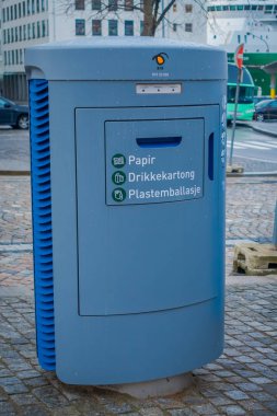 Bergen, Norveç - 03 Nisan 2018: Plastik ve metal ile bir görüntü ile şehrin geri Dönüşüm Kutusu'nun açık görünümüne izin ver sadece Bergen