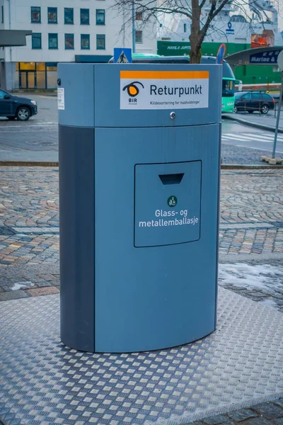 BERGEN, NORUEGA - 03 de abril de 2018: Vista ao ar livre da lixeira na cidade, com uma imagem com plástico e metais permitem apenas em Bergen — Fotografia de Stock