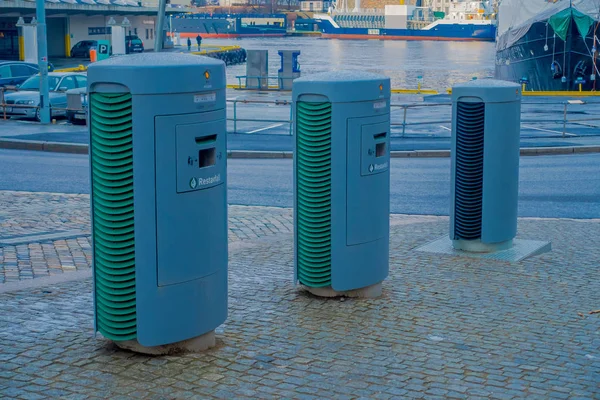 BERGEN, NORVEGIA - APRILE 03, 2018: Vista esterna del cestino del riciclaggio in città, con un'immagine con plastica e metalli consentita solo a Bergen — Foto Stock