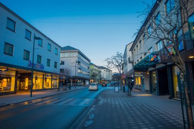 Molde, Norveç - 04 Nisan 2018: Açık görünümü kimliği belirsiz kişi Molde, Norveç strees içinde yürüyüş. İskandinav tarzı mimarisinin