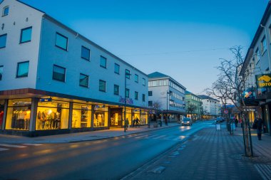 Molde, Norveç - 04 Nisan 2018: Açık bakış binalar sokaklarda Molde, Norveç'in. İskandinav tarzı mimarisinin