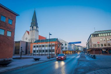 Molde, Norveç - 04 Nisan 2018: Molde Katedrali Norveç'te açık bakış. Katedral şehrin kasabasında yer alır