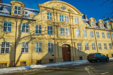 Trondheim, Norveç - 04 Nisan 2018: Nidaros Cathedral Nidarosdomen kış istasyonunda Trondheim sokakta karda ile