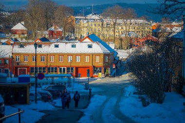 Trondheim, Norveç - 04 Nisan 2018: tanımlanamayan insanlar geleneksel İskandinav ahşap oturma evlerde yürüyüş Trondheim, Norveç'te eski cadde boyunca stand