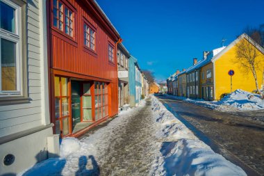 Trondheim, Norveç - 04 Nisan 2018: İskandinav ahşap binalar stand Trondheim, Norveç'te eski cadde boyunca açık görünüm