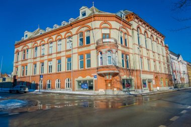 Trondheim, Norveç - 04 Nisan 2018: Renkli binalar sokaklarda Trondheim, Norveç'in. İskandinav tarzı mimarisinin