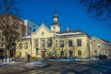 Trondheim, Norveç - 04 Nisan 2018: Açık görünümünü sokaklarda Trondheim şehir halk kütüphanesi