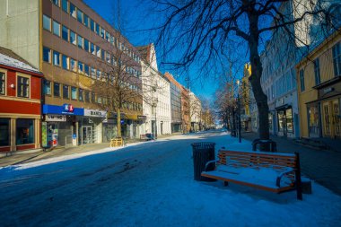 Trondheim, Norveç - 04 Nisan 2018: Açık görünümü ile geleneksel İskandinav binalar tribünde Trondheim boş sokakların